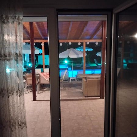 Maria Lemoni Swimming Pool Apartment Nea Skioni Bagian luar foto