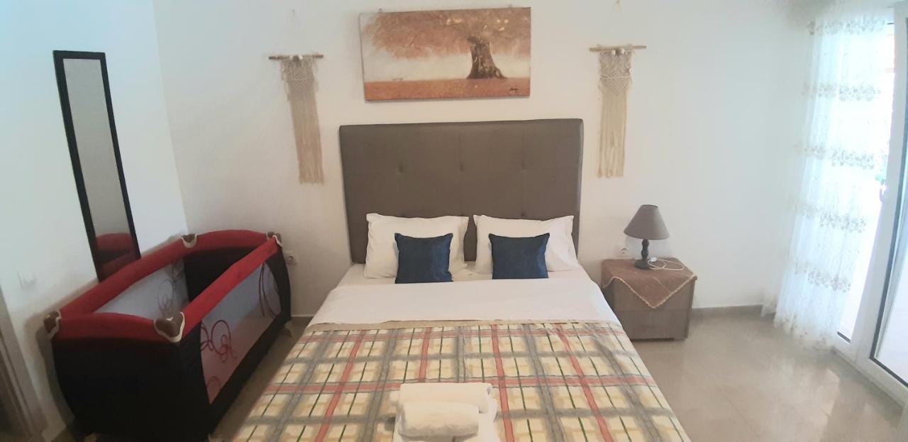 Maria Lemoni Swimming Pool Apartment Nea Skioni Bagian luar foto