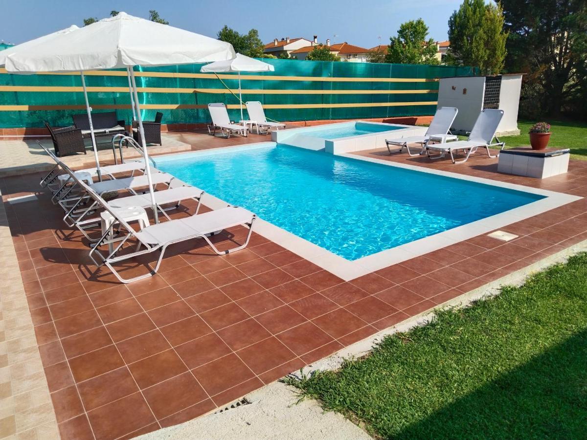 Maria Lemoni Swimming Pool Apartment Nea Skioni Bagian luar foto